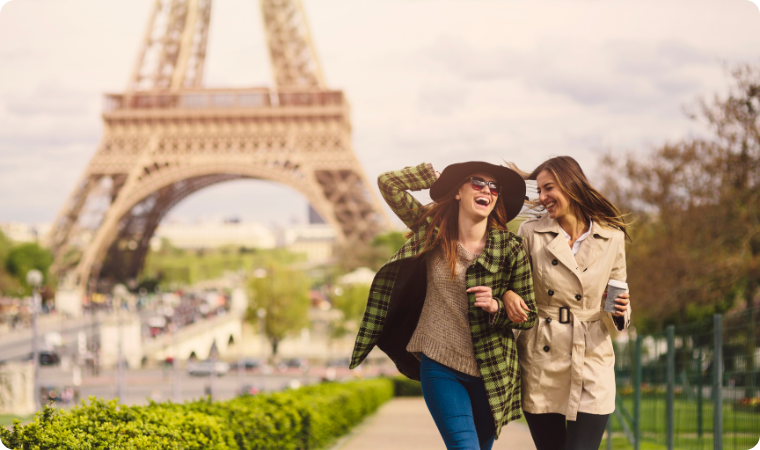 two friends walking in front of eiffel tower